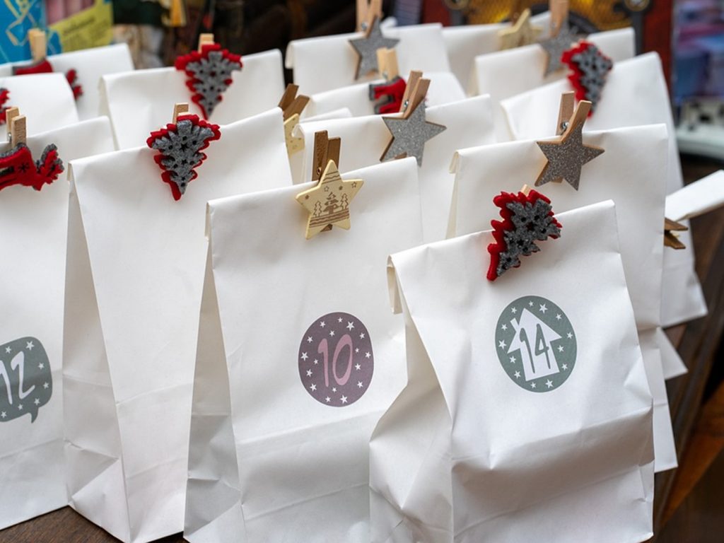 Petits sacs cadeaux décorés à la main