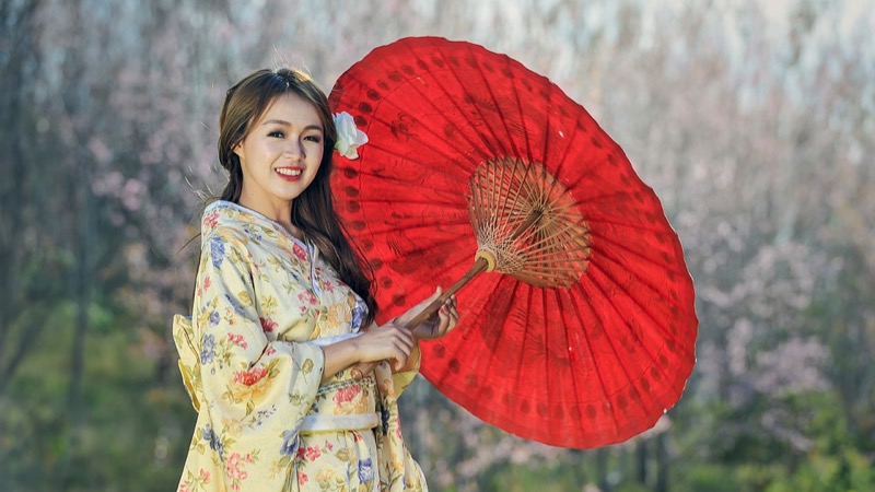 Fille japonaise avec un parapluie rouge