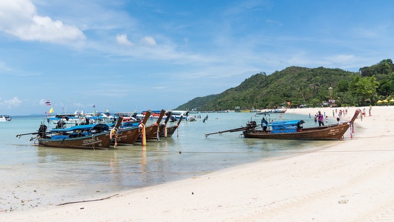 Plage des îles Phi Phi avec bateaux accostés