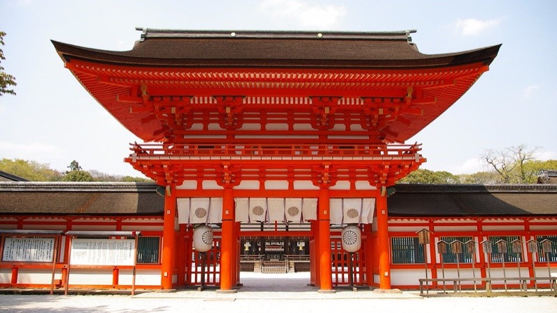 Temples japonais de couleur rouge